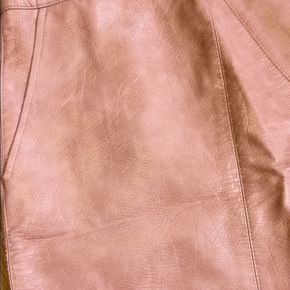 NWOT Pale pink faux leather skirt. - Picture 3 of 6
